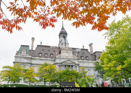 Quebec, OKT 2: Schöne Herbst Farbe mit dem Montreal Rathaus auf Okt 2, 2018 in Quebec, Kanada Stockfoto