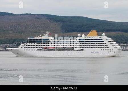 Adonia, ein Kreuzfahrtschiff von P&O Cruises, vorbei an Gourock auf der Hinreise die Firth of Clyde. Stockfoto