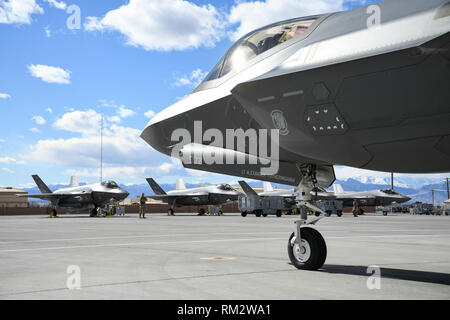 Eine F-35 Lightning II Kampfjets zu 4. Der 388. Fighter Wing Fighter Squadron zugeordnet auf der Flightline während Red Flag 19-1, Nelllis Air Force Base, Nev, Feb 6, 2019. Piloten und Betreuer vom 4. Der 388. Fighter Wing Fighter Squadron und 4 Aircraft Maintenance Unit sind an Red Flag 19-1 an der Nellis AFB, Nev. Das hat der Flügel ist zweite Rote Flagge mit der F-35 A, America's Most advanced multi-role Fighter, das bringt die Spielregeln ändern Stealth, Letalität und Interoperabilität zu den modernen Schlachtfeld. Red Flag ist Premier der Air Force combat Übung und umfasst Einheiten her Stockfoto