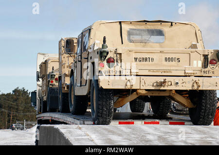 Soldaten der 2. Brigade Combat Team, 10 Mountain Division, laden Fahrzeuge für den Transport in Fort Polk, Louisiana, als Element der Brigade für eine Reihe von Schulungen Einsätze für Einheiten über die Abteilung bereitet, 11. Februar 2019, am Fort Drum, New York. Während die Hälfte der Feuerwehr ist zu Afghanistan und Kosovo als Task Force Mut, die restlichen Commando Soldaten bestehend aus Task Forces Ehre und Hale in das Joint Readiness Training Center Kopf wird 10 MTN Bereitschaft als Ganzes in einer Reihe von Back-to-Back Reihe von Übungen zu unterstützen (USA bereitgestellt Armee Foto von Personal Stockfoto