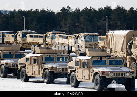 Soldaten der 2. Brigade Combat Team, 10 Mountain Division, laden Fahrzeuge für den Transport in Fort Polk, Louisiana, als Element der Brigade für eine Reihe von Schulungen Einsätze für Einheiten über die Abteilung bereitet, 11. Februar 2019, am Fort Drum, New York. Während die Hälfte der Feuerwehr ist zu Afghanistan und Kosovo als Task Force Mut, die restlichen Commando Soldaten bestehend aus Task Forces Ehre und Hale in das Joint Readiness Training Center Kopf wird 10 MTN Bereitschaft als Ganzes in einer Reihe von Back-to-Back Reihe von Übungen zu unterstützen (USA bereitgestellt Armee Foto von Personal Stockfoto