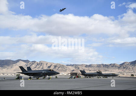 Eine F-35 Lightning II Kampfjets zu 4. Der 388. Fighter Wing Fighter Squadron auf dem Flug Leitung zugewiesen während Red Flag 19-1, Nelllis Air Force Base, Nev, Feb 6, 2019. Piloten und Betreuer vom 4. Der 388. Fighter Wing Fighter Squadron und 4 Aircraft Maintenance Unit sind an Red Flag 19-1 an der Nellis AFB, Nevada. Dies ist der Flügel zweite Rote Flagge mit der F-35 A, America's Most advanced multi-role Fighter, das bringt die Spielregeln ändern Stealth, Letalität und Interoperabilität zu den modernen Schlachtfeld. Red Flag ist Premier der Air Force combat Übung und umfasst Einheiten Stockfoto
