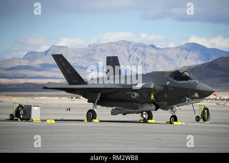 Eine F-35A Lightning II Kampfflugzeug zu 4. Der 388. Fighter Wing Fighter Squadron auf dem Flug Leitung zugewiesen während Red Flag 19-1, Nelllis Air Force Base, Nev, Feb 6, 2019. Piloten und Betreuer vom 4. Der 388. Fighter Wing Fighter Squadron und 4 Aircraft Maintenance Unit sind an Red Flag 19-1 an der Nellis AFB, Nevada. Dies ist der Flügel zweite Rote Flagge mit der F-35 A, America's Most advanced multi-role Fighter, das bringt die Spielregeln ändern Stealth, Letalität und Interoperabilität zu den modernen Schlachtfeld. Red Flag ist Premier der Air Force combat Übung und beinhaltet uni Stockfoto