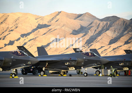F 35 A Lightning II Kampfjets zum 388. Fighter Wing auf dem Flug Leitung zugewiesen während Red Flag 19-1, Nelllis Air Force Base, Nev, Feb 6, 2019. Piloten und Betreuer vom 4. Der 388. Fighter Wing Fighter Squadron und 4 Aircraft Maintenance Unit sind an Red Flag 19-1 an der Nellis AFB, Nevada. Dies ist der Flügel zweite Rote Flagge mit der F-35 A, America's Most advanced multi-role Fighter, das bringt die Spielregeln ändern Stealth, Letalität und Interoperabilität zu den modernen Schlachtfeld. Red Flag ist Premier der Air Force combat Übung und umfasst Einheiten aus ganz für die Klimaanlage Stockfoto