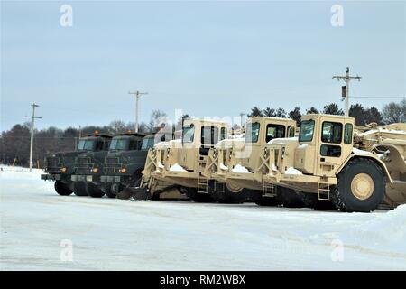 Militärische Fahrzeuge sind an einem Training im cantonment, Feb 1, 2019 abgestellt, am Fort McCoy, Wis Tausende Soldaten am Fort McCoy im Februar ausgebildet für verschiedene Schulungsveranstaltungen. (U.S. Armee Foto von Scott T. Sturkol, Public Affairs Office, Fort McCoy, Wis.) Stockfoto