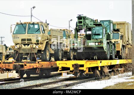 Militärfahrzeuge und Ausrüstung mit den 389 Ingenieur Bataillon ist auf triebwagen Feb 5, 2019 geladen, der Rail Yard am Fort McCoy, Wis. Die Bewegung ist für die Zukunft der 389 th Beteiligung in Betrieb entschlossen Schloss 2019 in Polen. Einheit Soldaten geladen 38 Autos mit Fahrzeugen und Ausrüstung nach dem Training in einer Schiene Leiter Operations Klasse von Vertretern des Marine Corps Logistik Base-Barstow, Calif Fort Mccoys Logistics Readiness Center Personal unterstützt mit dem Laden. (U.S. Armee Foto von Scott T. Sturkol, Public Affairs Office, Fort McCoy, Wis.) Stockfoto