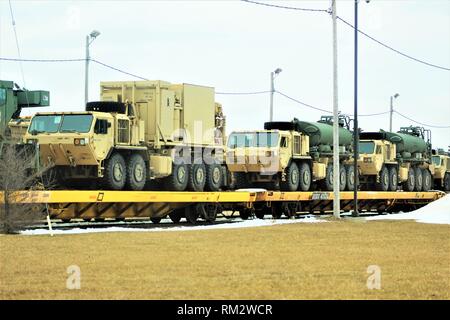 Militärfahrzeuge und Ausrüstung mit den 389 Ingenieur Bataillon ist auf triebwagen Feb 5, 2019 geladen, der Rail Yard am Fort McCoy, Wis. Die Bewegung ist für die Zukunft der 389 th Beteiligung in Betrieb entschlossen Schloss 2019 in Polen. Einheit Soldaten geladen 38 Autos mit Fahrzeugen und Ausrüstung nach dem Training in einer Schiene Leiter Operations Klasse von Vertretern des Marine Corps Logistik Base-Barstow, Calif Fort Mccoys Logistics Readiness Center Personal unterstützt mit dem Laden. (U.S. Armee Foto von Scott T. Sturkol, Public Affairs Office, Fort McCoy, Wis.) Stockfoto