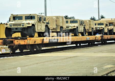 Militärfahrzeuge und Ausrüstung mit den 389 Ingenieur Bataillon ist auf triebwagen Feb 5, 2019 geladen, der Rail Yard am Fort McCoy, Wis. Die Bewegung ist für die Zukunft der 389 th Beteiligung in Betrieb entschlossen Schloss 2019 in Polen. Einheit Soldaten geladen 38 Autos mit Fahrzeugen und Ausrüstung nach dem Training in einer Schiene Leiter Operations Klasse von Vertretern des Marine Corps Logistik Base-Barstow, Calif Fort Mccoys Logistics Readiness Center Personal unterstützt mit dem Laden. (U.S. Armee Foto von Scott T. Sturkol, Public Affairs Office, Fort McCoy, Wis.) Stockfoto