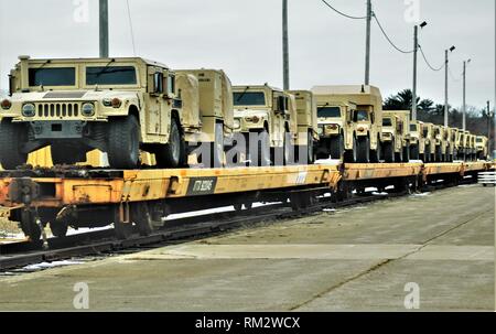 Militärfahrzeuge und Ausrüstung mit den 389 Ingenieur Bataillon ist auf triebwagen Feb 5, 2019 geladen, der Rail Yard am Fort McCoy, Wis. Die Bewegung ist für die Zukunft der 389 th Beteiligung in Betrieb entschlossen Schloss 2019 in Polen. Einheit Soldaten geladen 38 Autos mit Fahrzeugen und Ausrüstung nach dem Training in einer Schiene Leiter Operations Klasse von Vertretern des Marine Corps Logistik Base-Barstow, Calif Fort Mccoys Logistics Readiness Center Personal unterstützt mit dem Laden. (U.S. Armee Foto von Scott T. Sturkol, Public Affairs Office, Fort McCoy, Wis.) Stockfoto
