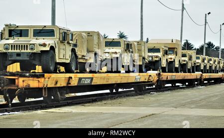 Militärfahrzeuge und Ausrüstung mit den 389 Ingenieur Bataillon ist auf triebwagen Feb 5, 2019 geladen, der Rail Yard am Fort McCoy, Wis. Die Bewegung ist für die Zukunft der 389 th Beteiligung in Betrieb entschlossen Schloss 2019 in Polen. Einheit Soldaten geladen 38 Autos mit Fahrzeugen und Ausrüstung nach dem Training in einer Schiene Leiter Operations Klasse von Vertretern des Marine Corps Logistik Base-Barstow, Calif Fort Mccoys Logistics Readiness Center Personal unterstützt mit dem Laden. (U.S. Armee Foto von Scott T. Sturkol, Public Affairs Office, Fort McCoy, Wis.) Stockfoto