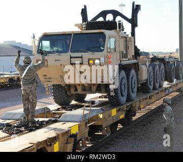 Soldaten aus 32 Composite Truck Company, 68th Combat Sustainment Support Battalion, 4th Sustainment Brigade, eine Fahrzeug in Position Feb.12 Der Ft manövrieren. Carson. Die 32 bereitet sich auf ihre künftige Aufgabe unterstützen 3. gepanzerte Brigade Combat Team auszuführen, 4 Infanterie Division. (U.S. Armee Foto von Sgt. James Geelen) Stockfoto