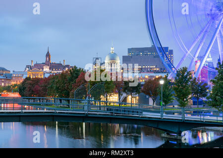 Quebec, OKT 2: Dämmerung Blick von der schönen Herbst Farbe mit dem La Grande Roue de Montreal Beobachtung Riesenrad am Okt 2, 2018 in Quebec, Kanada Stockfoto