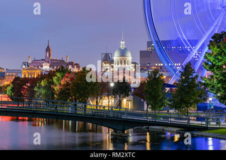 Quebec, OKT 2: Dämmerung Blick von der schönen Herbst Farbe mit dem La Grande Roue de Montreal Beobachtung Riesenrad am Okt 2, 2018 in Quebec, Kanada Stockfoto