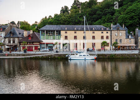 Dinan, Frankreich - Juli 23, 2018: Blick auf den Fluss Rance und den Hafen der Stadt Dinan, Bretagne Stockfoto