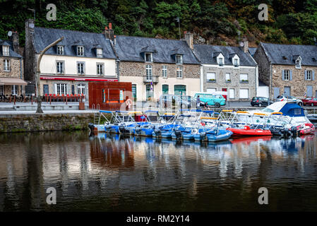 Dinan, Frankreich - Juli 23, 2018: Blick auf den Fluss Rance und den Hafen der Stadt Dinan, Bretagne Stockfoto