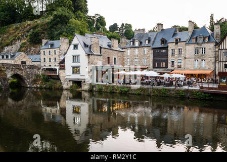 Dinan, Frankreich - Juli 23, 2018: Blick auf typische Restaurants am Fluss Rance in den Hafen der Stadt Dinan, Bretagne Stockfoto