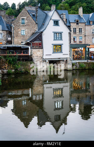 Dinan, Frankreich - Juli 23, 2018: Blick auf typische Restaurants am Fluss Rance in den Hafen der Stadt Dinan, Bretagne Stockfoto