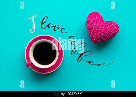 Ich liebe Kaffee Konzepte mit einer Schale und roten Herzen Form auf blauem Hintergrund Stockfoto