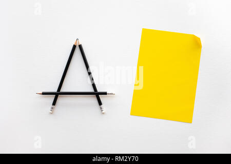 Kreativität und Inspiration Ideen mit Papier und Bleistift auf weißem Hintergrund. Top view Arbeitstisch. Stockfoto