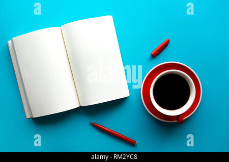 Tasse Kaffee mit leere Notepad auf Pastelltönen Tabelle. Kreativität Ideen Konzepte Stockfoto