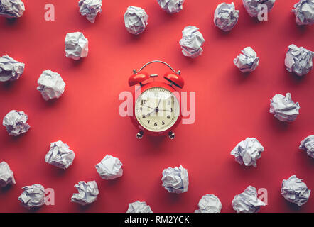 Leistung Konzepte mit zerknittert Papier Kugel und Wecker auf Arbeitstisch Hintergrund. Zeit und Dateline. Top Bilder ansehen. Stockfoto