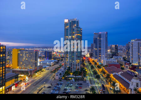 Downtown San Diego Kalifornien bei Nachtaufnahmen von oben City lights sind alle auf Stockfoto