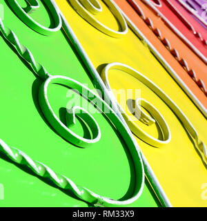 Metall Textur eines Stück farbige Wand mit einem geschmiedeten Muster. Regenbogen Farben Stockfoto