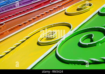 Metall Textur eines Stück farbige Wand mit einem geschmiedeten Muster. Regenbogen Farben Stockfoto
