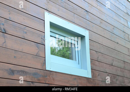 Kunststoff PVC-Fenster in der modernen passive Holzhaus Fassade Wand. PVC-Fenster sind die Nummer eins im Haus Energieeffizienz Stockfoto