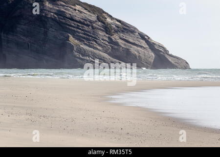 Strand Landschaft. Wharariki Beach liegt westlich von Cape Farewell, den nördlichsten Punkt der Südinsel von Neuseeland. Stockfoto