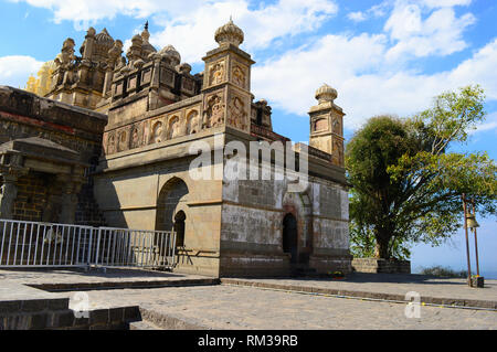 Der Bhuleshwar-Tempel hat von außen das Aussehen einer Moschee, Pune, Maharashtra, Indien Stockfoto