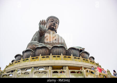 Die enorme Tian Tan Buddha auf Lotus Statue auf hohen Berg in der Nähe von Kloster Po Lin, Lantau Island, Hong Kong Stockfoto