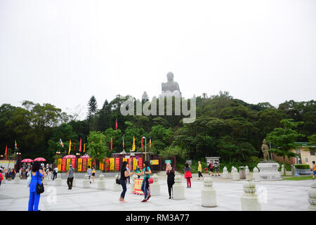 Touristen ihre Zeit am Po Lin Kloster mit Tian Tan Buddha Statue auf einem Hügel im Hintergrund, Ngong Ping Village, Lantau Island, Hong Stockfoto