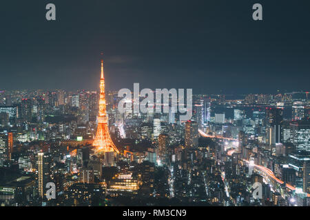 Japan Stadtbild in der Abenddämmerung. Landschaft von Tokyo Business Gebäude um den Tokyo Tower. Modernes hohes Gebäude im Geschäftsviertel, in Japan. Stockfoto