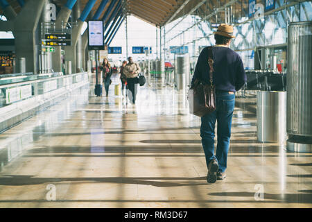 Hipster Mann, der Rucksack beim Wandern durch einen Beifahrer Abflug Terminal im Flughafen. Hipster mantraveler Reise. Stockfoto
