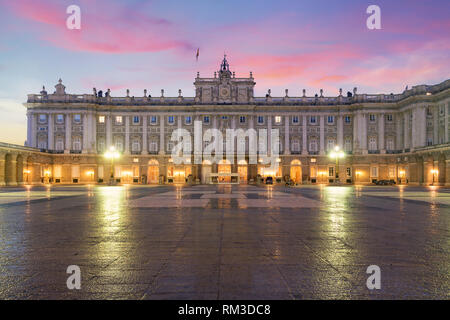 Madrid Königspalast in einem schönen Sommertag bei Sonnenuntergang in Madrid, Spanien. Stockfoto