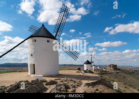 Madrid Reiseziel. Landschaft mit Windmühlen des Don Quijote. Historische Gebäude in Cosuegra Gebiet in der Nähe von Madrid, Spanien. Stockfoto