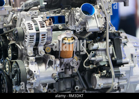 Motorölfilter Querschnitt Anzeige in der Maschine Motor im Auto. Close up in Auto Motor. Stockfoto