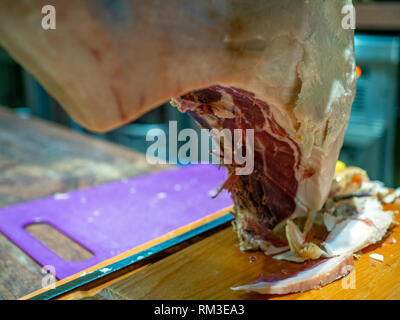 Jamon Serrano Schinken für Tapas in der Bodega El Atroje, eine kleine Bar in der Stadt von Cullera, Spanien verwendet. Die beweidung von Eicheln in den umliegenden Bergen, Sechskantschrauben Stockfoto