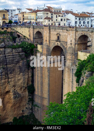 Die Puente Nuevo, eine Brücke aus dem 18. Jahrhundert, die eine 120 Meter lange Schlucht in Ronda überspannt, einer historischen Stadt in Andalusien, Spanien. Stockfoto