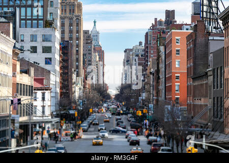 Blick auf einer belebten 14. Straße im Chelsea Nachbarschaft mit Menschen und Verkehr in New York City NYC Stockfoto