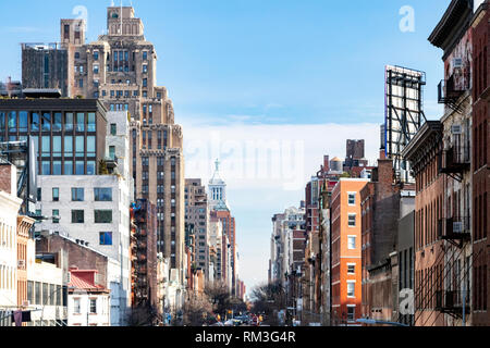 Blick auf die historischen Gebäude entlang der 14th Street im Meatpacking District von Chelsea in New York City Stockfoto