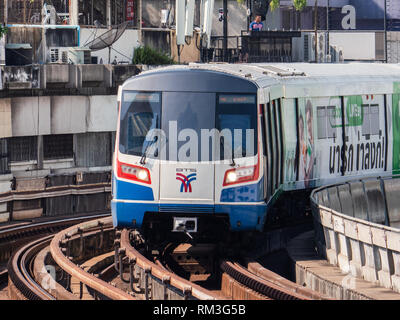 BTS Skytrain, die Silom Line, in der Nähe von Chong Nonsi Station in Bangkok. Stockfoto