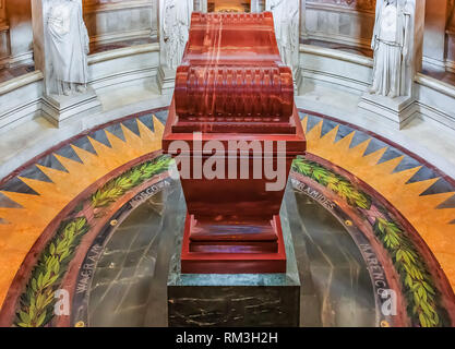 Napoleon Bonaparte Grab in Les Invalides Komplex von Museen und Monumente in Paris, Frankreich die Grabstätte von und viele Kriegshelden Stockfoto