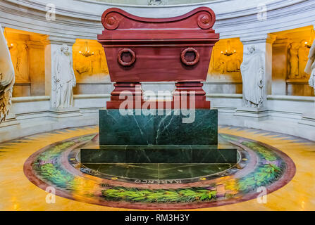 Napoleon Bonaparte Grab in Les Invalides Komplex von Museen und Monumente in Paris, Frankreich die Grabstätte von und viele Kriegshelden Stockfoto