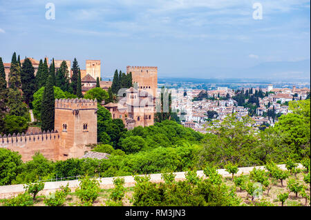 Blick über die Alhambra, eine aus dem 13. Jahrhundert, maurischen Palast Komplex in Granada, Spanien, aus dem Sommerpalast oder Generalife. Auf römischen Ruinen erbaut, die alham Stockfoto