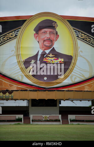 Portrait, Sultan Haji Hassanal Bolkiah in Uniform und Medaillen, Haji Sir Muda Omar Ali Saifuddien Park, Bandar Seri Begawan, Brunei Stockfoto