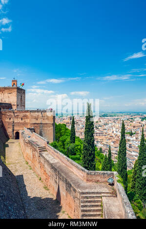 Mit Blick auf Granada von der ursprünglichen Zitadelle, wie Alcazaba bekannt, im Alhambra, ein aus dem 13. Jahrhundert, maurischen Palast Komplex in Granada, Spanien. Auf R Stockfoto