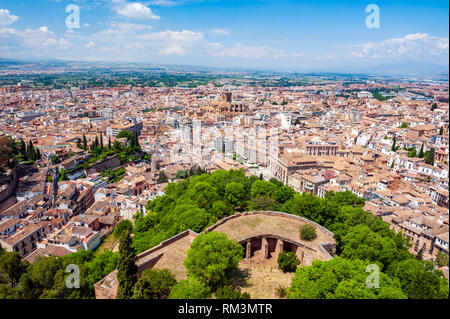 Blick über Granada von der ursprünglichen Zitadelle, wie Alcazaba bekannt, im Alhambra, ein aus dem 13. Jahrhundert, maurischen Palast Komplex in Granada, Spanien. Auf R Stockfoto