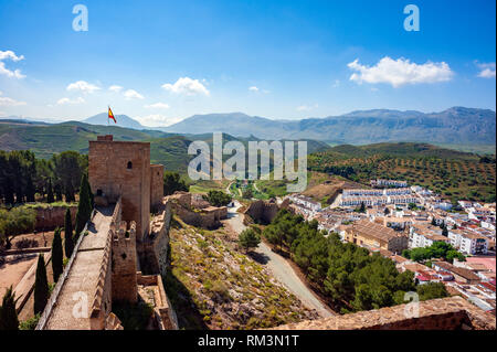 Ein Blick auf die Stadtmauern und die umliegende Landschaft von der Alcazaba, oder maurische Festung, in Antequera, Andalusien, Spanien. Bewohnt seit der Bronze Stockfoto